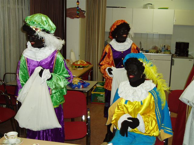 foto van drie Zwarte Pieten